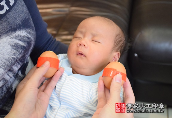 孫寶寶(台北萬華區到府嬰兒寶寶滿月剃頭理髮、免費到府嬰兒剃胎毛儀式吉祥話)。到府剃頭剃胎毛主持、專業拍照、DVD光碟、證書。★購買「臍帶章、肚臍章、胎毛筆刷印章」贈送：剃頭、收涎、抓周，三選一。2015.10.18 照片7